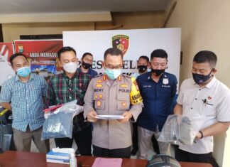 Kapolres Takalar, AKBP Benny Murjayanto saat konferensi pers tentang penangkapan pelaku pencurian dengan cara pecah kaca mobil, Selasa 27 April 2021 di Mapolres Takalar