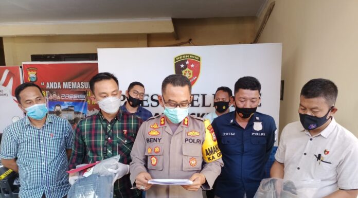 Kapolres Takalar, AKBP Benny Murjayanto saat konferensi pers tentang penangkapan pelaku pencurian dengan cara pecah kaca mobil, Selasa 27 April 2021 di Mapolres Takalar